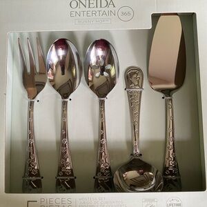 New Oneida Entertain Bunny Hop 5 Piece Serving Set